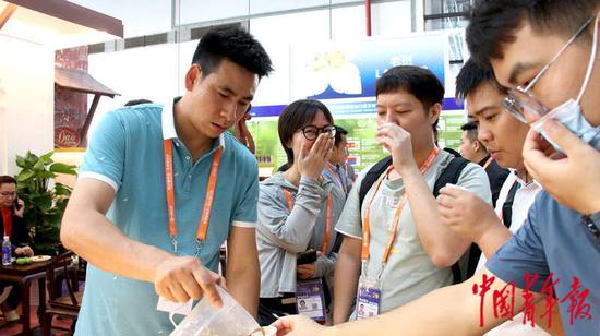 月16日,广西南宁国际会展中心,中国—东盟博览会(以下简称东博会)东盟国家商品展区,参观者正在品尝老挝参展商带来的咖啡。当日,第20届中国—东盟博览会如约而至,此次博览会共有来自45个国家和地区特色优势产品集中亮相。20年来,越来越多的东盟国家商品通过东博会走进中国市场,从中国经济发展中分享机遇。中青报·中青网见习记者 王军利/摄 月16日,广西南宁国际会展中心,中国—东盟博览会(以下简称东博会)东盟国家商品展区,参观者正在品尝老挝参展商带来的咖啡。当日,第20届中国—东盟博览会如约而至,此次博览会共有来自45个国家和地区特色优势产品集中亮相。20年来,越来越多的东盟国家商品通过东博会走进中国市场,从中国经济发展中分享机遇。中青报·中青网见习记者 王军利/摄