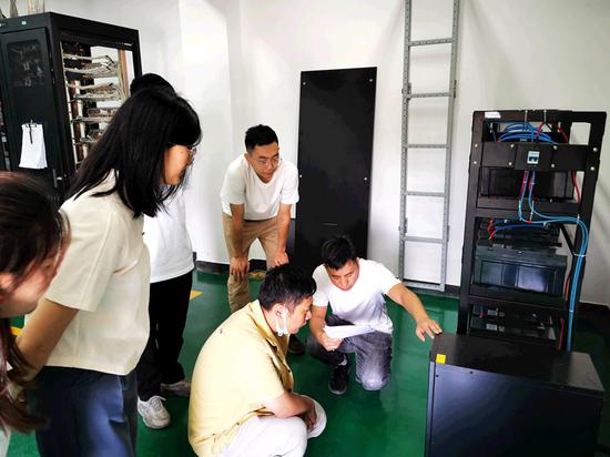 新疆空管局空管中心技保中心通信室组织开展收发信机房UPS供电失效应急演练工作