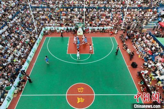 资料图：全国和美乡村篮球大赛(村BA)西南赛区半决赛现场。记者 瞿宏伦 摄