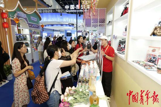 9月16日,广西南宁国际会展中心,在东博会“广西国际友城进东博”特装展区,志愿者正在介绍熊本熊周边文创。该展区总占地面积约400平方米,集中展示广西壮族自治区和各市30多个国际友城的展品和城市形象。广西外事办供图 9月16日,广西南宁国际会展中心,在东博会“广西国际友城进东博”特装展区,志愿者正在介绍熊本熊周边文创。该展区总占地面积约400平方米,集中展示广西壮族自治区和各市30多个国际友城的展品和城市形象。广西外事办供图