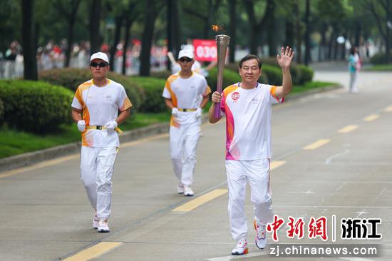 杭钢集团党委书记、董事长张利明作为火炬手传递火炬。杭钢集团 供图  