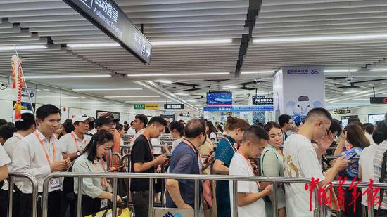 9月16日,广西南宁,不少东博会参展商和观众正在地铁1号线会展中心站排队安检。中青报·中青网见习记者 王军利/摄 9月16日,广西南宁,不少东博会参展商和观众正在地铁1号线会展中心站排队安检。中青报·中青网见习记者 王军利/摄