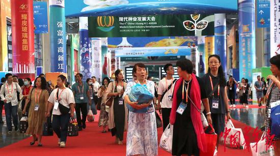 9月16日,广西南宁国际会展中心,不少观众手中提着刚刚在东博会上选购的特色产品。中青报·中青网见习记者 王军利/摄 9月16日,广西南宁国际会展中心,不少观众手中提着刚刚在东博会上选购的特色产品。中青报·中青网见习记者 王军利/摄