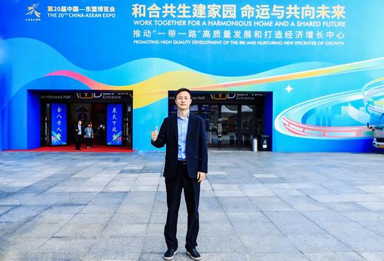 哪吒汽车联合创始人、CEO张勇在东博会展区。