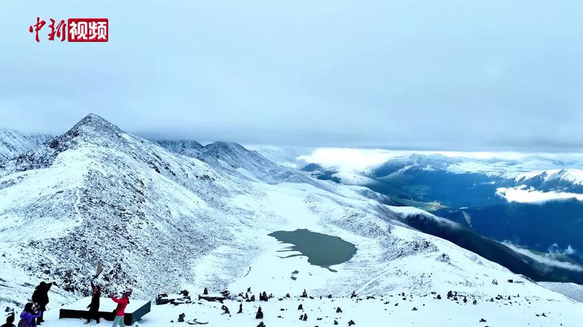 新疆阿勒泰：秋季初雪美景目不暇接