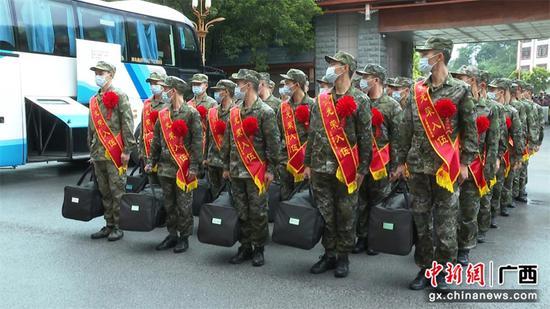 上林县2023年秋季入伍新兵分批次乘坐专车奔赴军营。韦冰川 摄