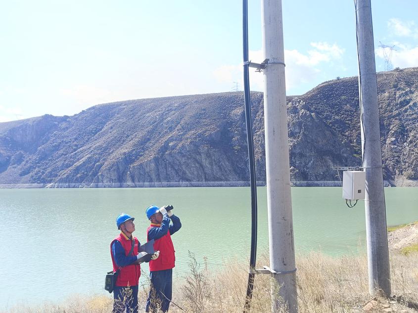 9月5日，国网伊犁伊河供电公司员工在尼勒克县三文鱼养殖基地开展用电检查。李敏康 摄