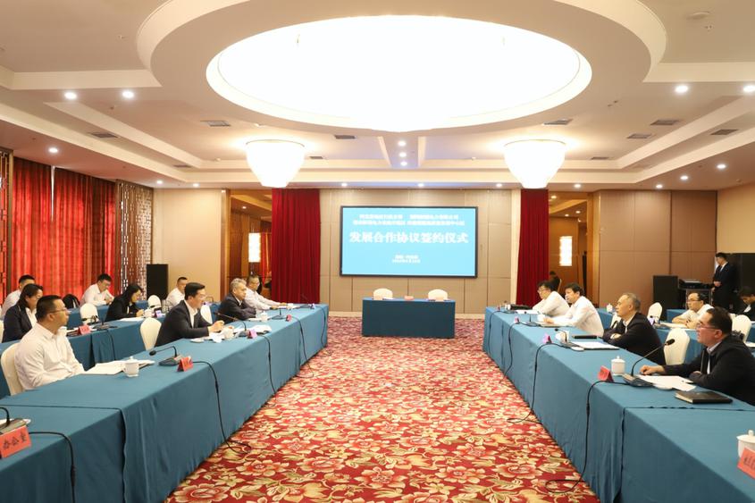国网新疆电力与阿克苏地委、行署进行会谈并签订发展合作协议