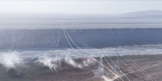 4月8日，凤凰—乌苏II回750千伏输变电工程跨越独山子大峡谷。马元 摄