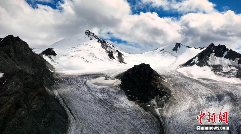 新疆博州：天山山脉西段冰川挺立