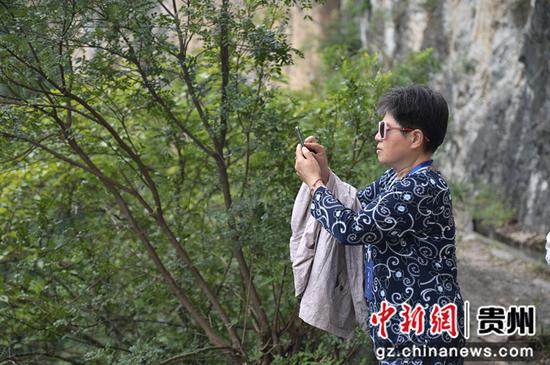 图为9月20日媒体嘉宾在贵州省毕节市七星关区七星关区生机镇高流大渠上参观拍照。唐哲 摄