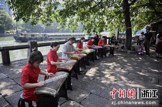 京杭大运河边的传统器乐表演吸引参观者。中新社记者 王刚 摄