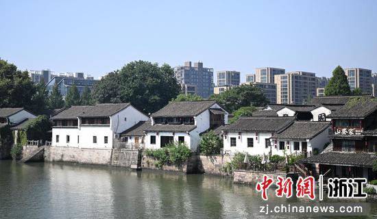 复古建筑沿运河而建。中新社记者 王刚 摄