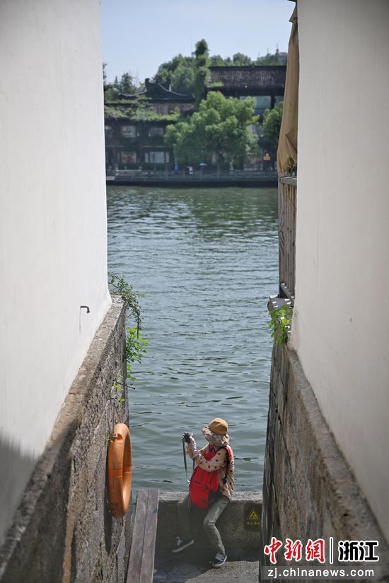 游人在运河边拍摄。中新社记者 王刚 摄