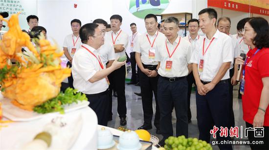 广西农垦集团总经理罗掌华向嘉宾介绍广西垦区农产品。 广西农垦集团总经理罗掌华向嘉宾介绍广西垦区农产品。