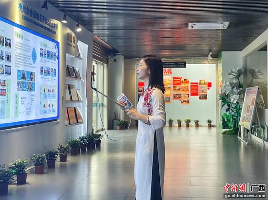 9月20日，广西主播覃林清在横州茉莉极萃园向越南消费者介绍茉莉花茶。王怀玉 摄