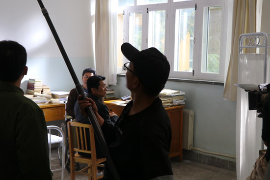 电影《天山之子张仲瀚》在新疆干部疗养院拍摄。 喇小飞摄