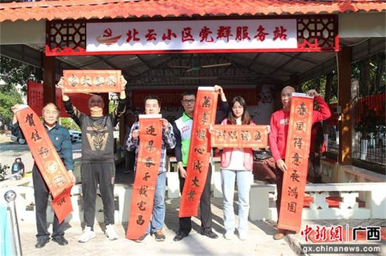 在西藏路社区北云小区依托连心亭开展民风民俗活动。刘秋萍  供图