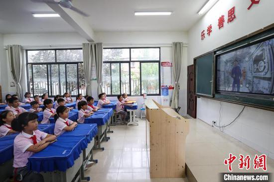贵州省黔南州贵定县第二小学学生在收看“天宫课堂”第四课。中新网记者 瞿宏伦 摄