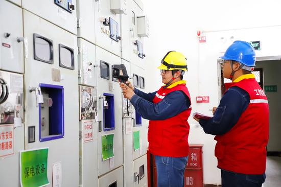 9月17日，在110千伏东郊变电站，保电人员正在对保电设备进行测温。刘美宏 摄
