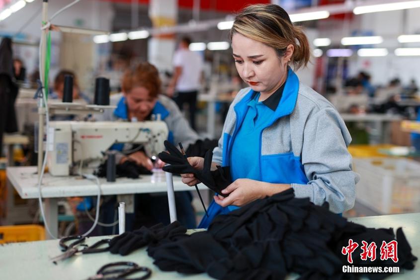 （高质量发展调研行）新疆伊犁：纺织产业风生水起 数千名农牧民变身产业工人