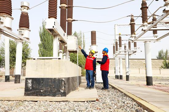 9月17日，国网喀什供电公司保电人员巡视变电站断路器。刘美宏 摄