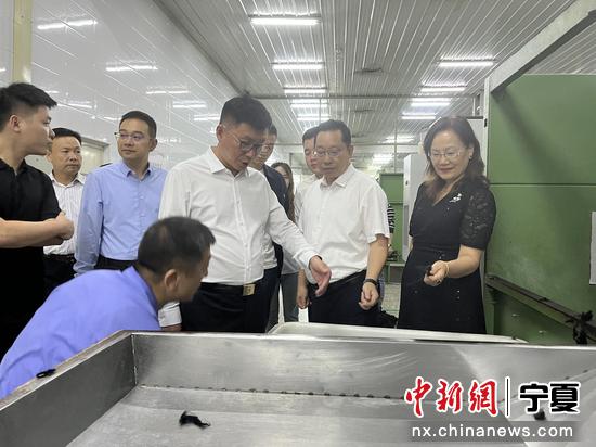 中国民族贸促会会长蓝军（左）、中国民族贸促会宁夏筹委会会长石雅峰（右）、银川市委副书记、灵武市委书记刘国强（中）在宁夏新奥羊绒有限公司考察调研。