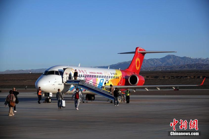 新疆吐魯番：實(shí)拍國(guó)產(chǎn)支線客機(jī)ARJ21航班旅客登機(jī)起飛全過(guò)程