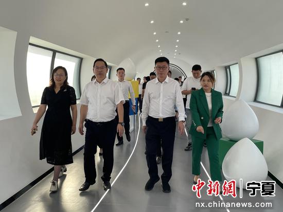 图说：中国民族贸促会会长蓝军（右二）、银川市委副书记、灵武市委书记刘国强（左二）、中国民族贸促会宁夏筹委会会长石雅峰（左一）在蒙牛全球数智化工厂考察调研。