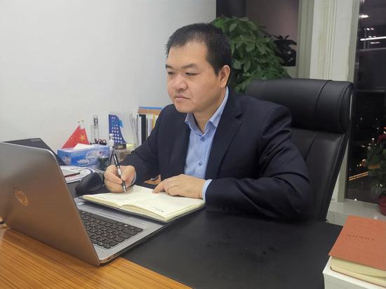 呂猛在工作之余查閱學(xué)習(xí)資料，熟悉工作內(nèi)容。周嘉言 攝