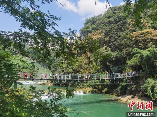 游客游览贵州黄果树瀑布。周燕玲 摄