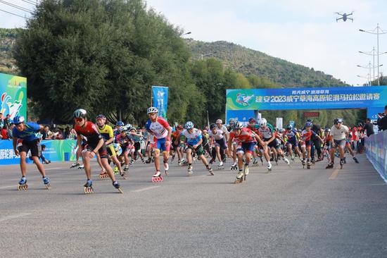 9月24日上午，2023威宁草海高原轮滑马拉松邀请赛道上，选手正在比赛中。赵庆能 摄