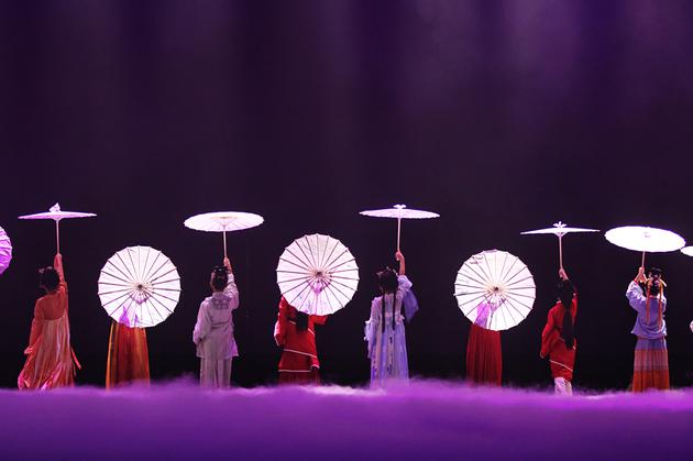 25日晚，天津首届少年儿童优秀传统文化展演汇报演出暨颁奖典礼在津湾大剧院上演。天津市少年儿童活动中心供图。