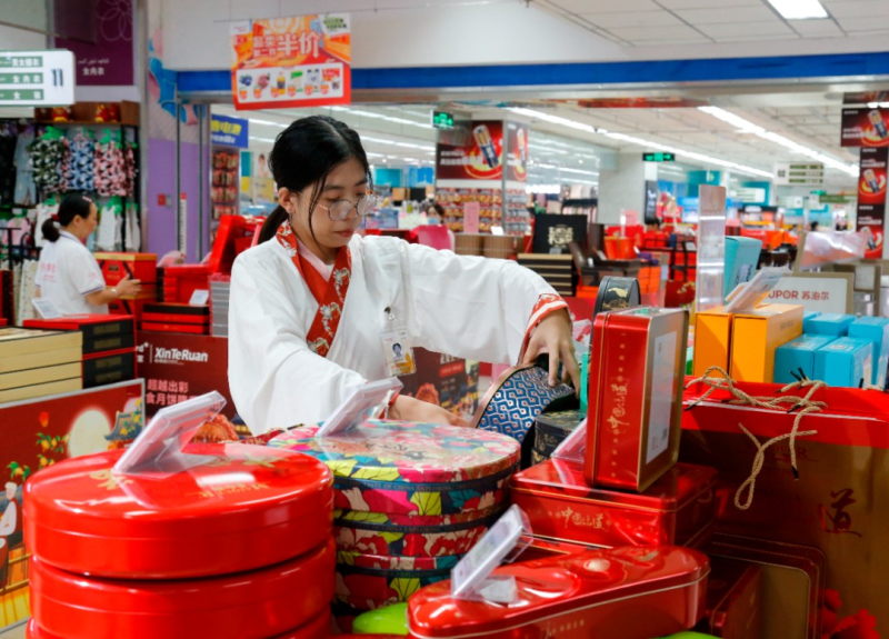 商户正在摆放月饼。
商户正在摆放月饼。