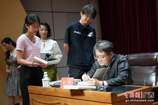 梁涛教授签名赠书。