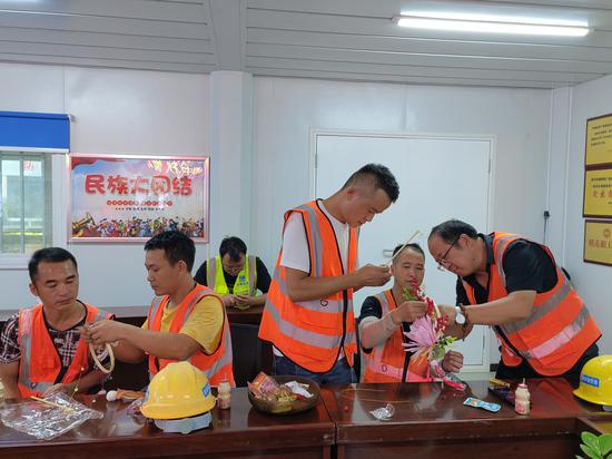 制作中秋“廉”花灯 梁立玉 摄 制作中秋“廉”花灯 梁立玉 摄