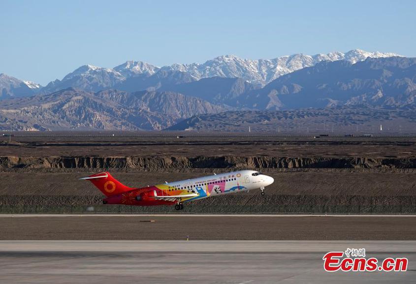 A China's domestically developed regional passenger jet ARJ21 takes off at Jiaohe Airport in Turpan, northwest China's Xinjiang Uyghur Autonomous Region, Sept. 22, 2023. (Photo: China News Service/Sun Zifa)