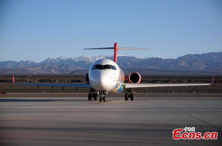 A China's domestically developed regional passenger jet ARJ21 taxies on a runway at Jiaohe Airport in Turpan, northwest China's Xinjiang Uyghur Autonomous Region, Sept. 22, 2023. (Photo: China News Service/Sun Zifa)


