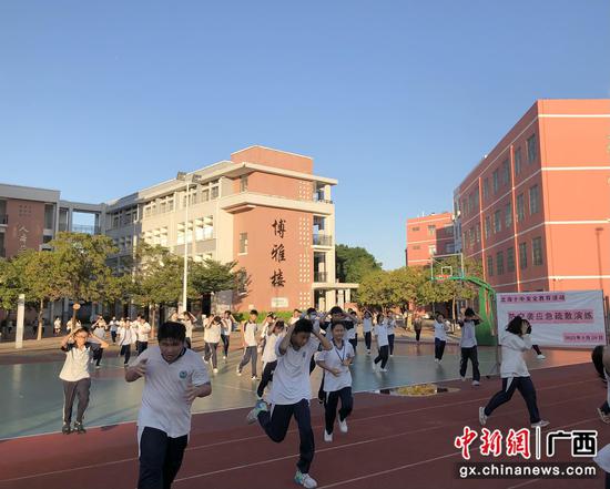 学生正在紧急往避险场地集合。庞则峰 摄 学生正在紧急往避险场地集合。庞则峰 摄