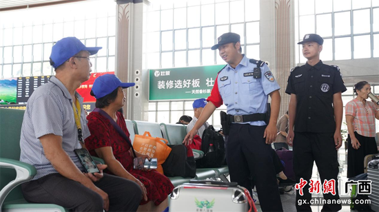 图为民警对旅客进行乘车安全宣传。姚鹏鹏 摄