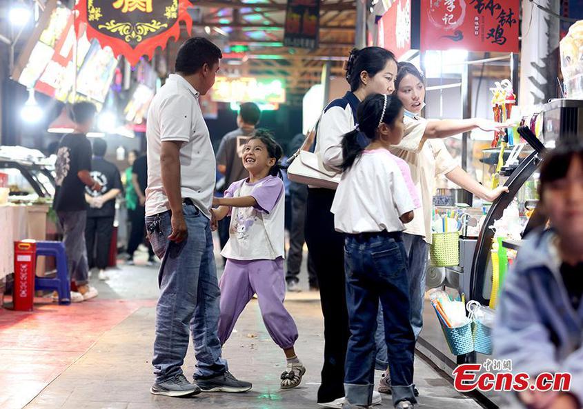 People visit a night market in Aksu Prefecture, Xinjiang Uyghur Autonomous Region, Sept. 4, 2023. (Photo/China News Service)

