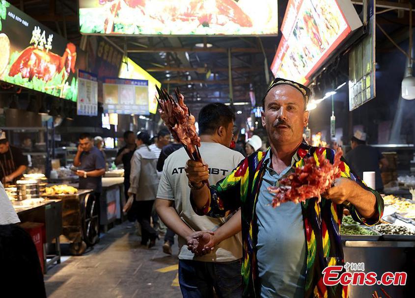 People visit a night market in Aksu Prefecture, Xinjiang Uyghur Autonomous Region, Sept. 4, 2023. (Photo/China News Service)

