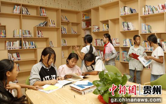 2023年9月27日贵州黔东南州施秉县马号镇六合村农家书屋学生们在选择、阅读课外书籍。