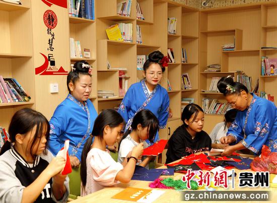 2023年9月27日贵州黔东南州施秉县马号镇六合村农家书屋几位苗族绣娘义务教学生刺绣。