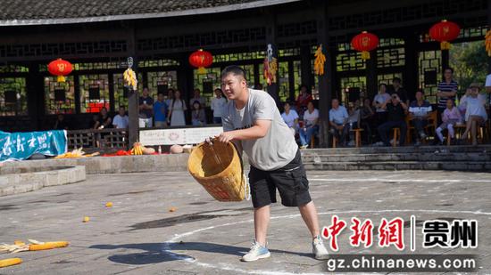 仡佬之源景区九天水榭 选手正在参加农民趣味运动会  王光敏 摄