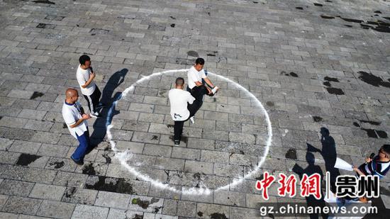 仡佬之源景区九天水榭选手正在参加农民趣味运动会 杨威摄