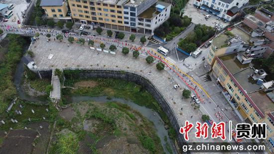 图为浞水镇第五届吃新节游街仪式航拍 何浪摄 图为浞水镇第五届吃新节游街仪式航拍 何浪摄
