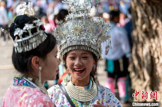 在贵州省从江县加榜乡加车村，苗族姑娘在观看芦笙比赛。吴德军 摄