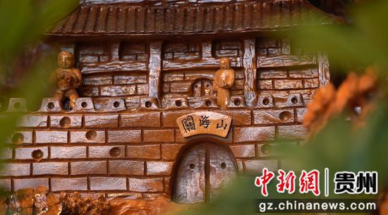 贵州黄平巨型根雕作品亮相迎国庆