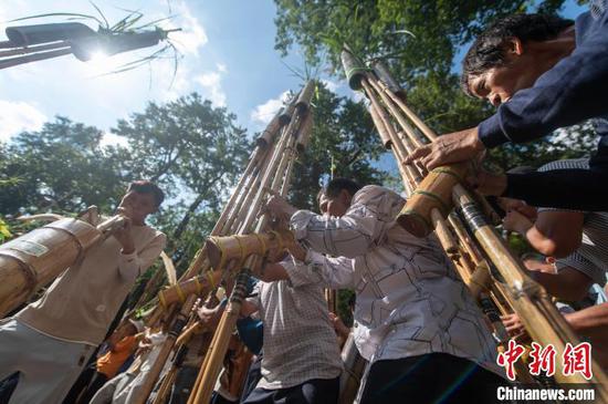 苗族同胞在贵州省从江县加榜乡加车村吹奏芦笙比赛。吴德军 摄